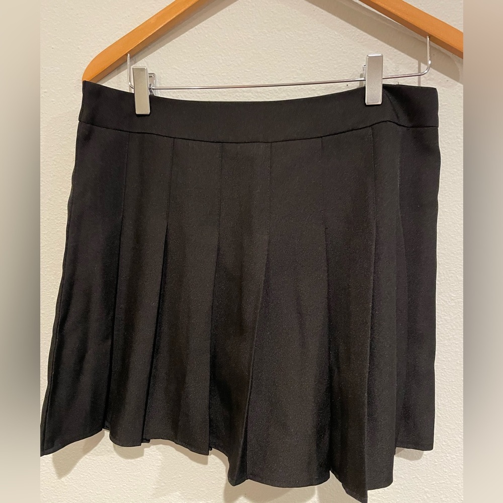 Black pleated skort with side zipper. School uniform vibe Size XL